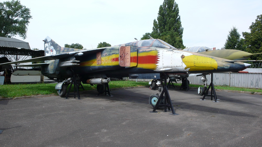 Pohled na celý letoun MiG-23BN, který se nachází v expozici Leteckého muzea Kbely