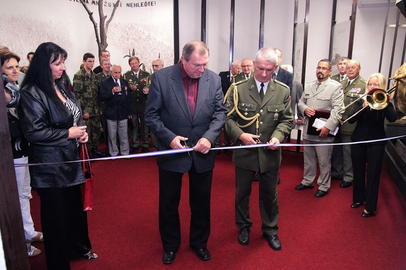 Starosta města Moravská Třebová JUDr. Miloš Izáka a velitele školy plk. gšt. Ing. Zdeněk Macháček přestřihují pásku