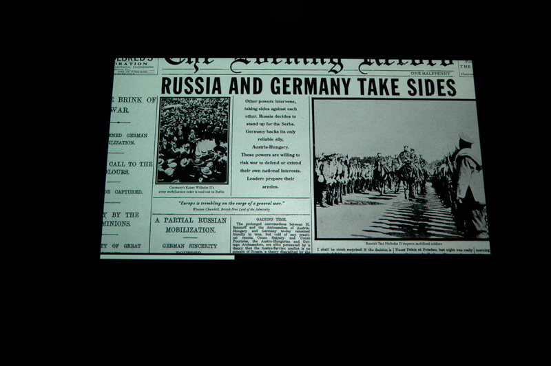 V úvodní části stálé expozice první světové války promítají na displeji titulní stránky britských novin z konce července 1914.