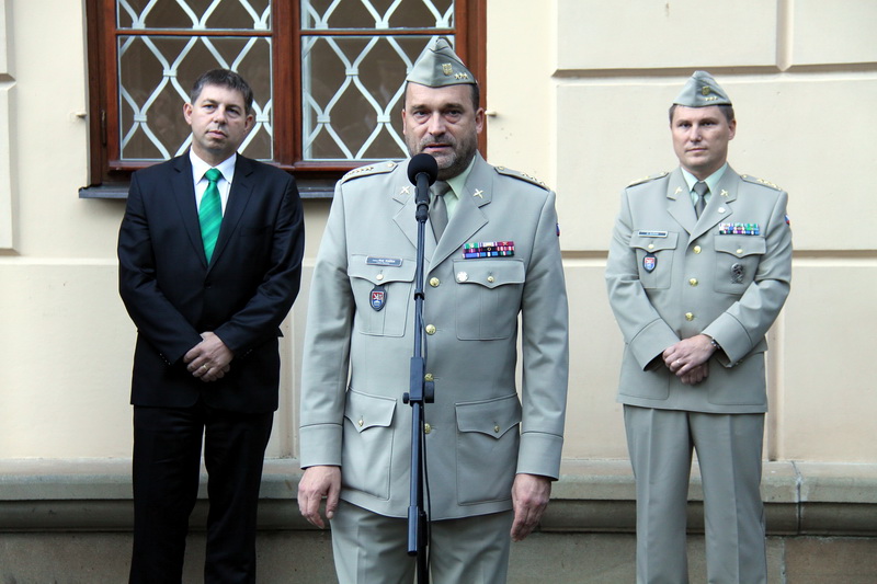 V popředí plukovník Aleš Knížek, ředitel Vojenského historického ústavu Praha