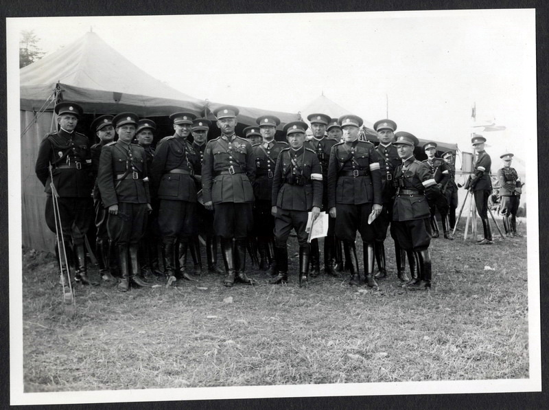 Divizní generál Vojtěch Boris Luža (uprostřed) jako velitel IV. sboru při závěrečných cvičeních v roce 1937. Foto sbírka VHÚ.