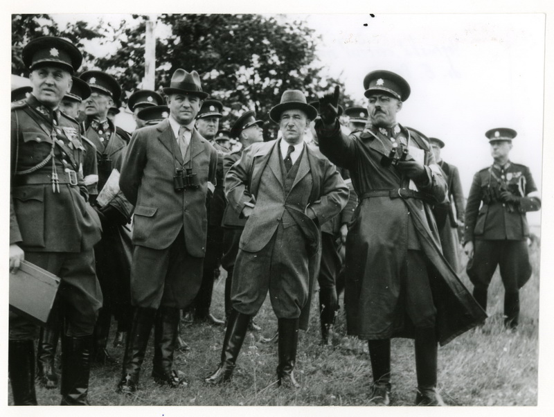 Divizní generál Vojtěch Boris Luža spolu s prezidentem republiky Edvardem Benešem a ministrem národní obrany Františkem Machníkem na sborovém cvičení v roce 1937. Foto sbírka VHÚ.