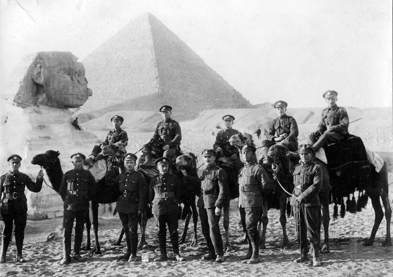 Dvanáct československých dobrovolníků z nejrůznějších pluků Britské armády pózuje na společném snímku u pyramid v Gíze v Káhiře. Foto sbírka VHÚ.