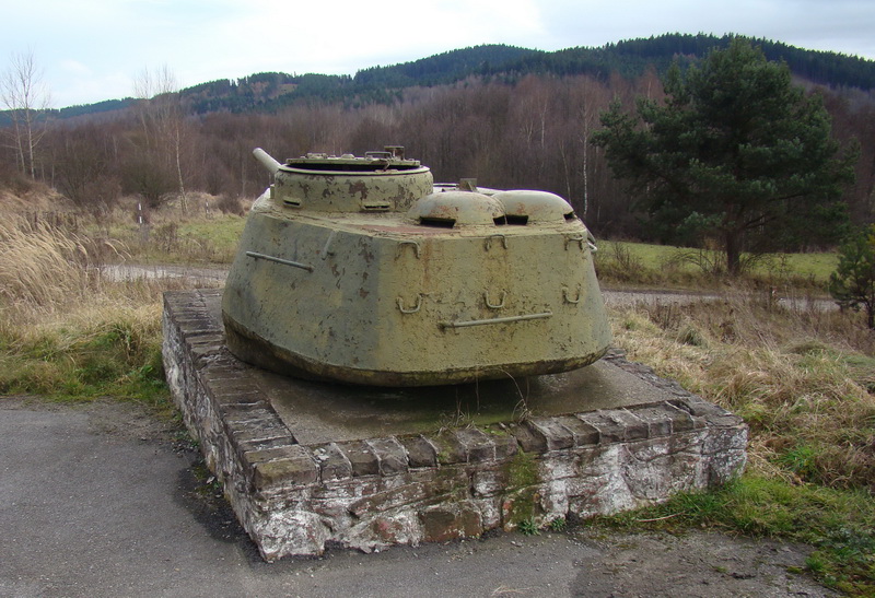 Tanková věž T-34 nyní umístěná jako někdejší památník