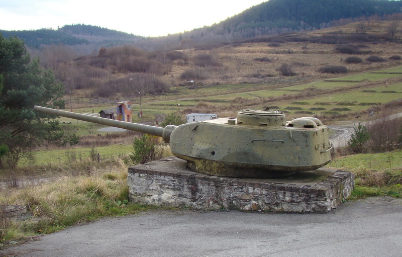 Tanková věž T-34 nyní umístěná jako někdejší památník