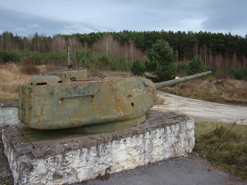 Tanková věž T-34 nyní umístěná jako někdejší památník