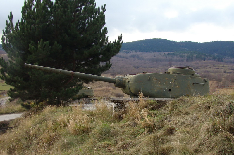 Tanková věž T-34 nyní umístěná jako někdejší památník