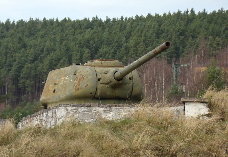 Tanková věž T-34 nyní umístěná jako někdejší památník