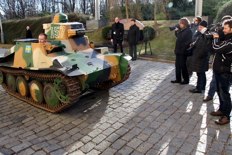 Švédskému ministru obrany byl představen historický tank Praga, exportovaný ve 30. letech do Švédska