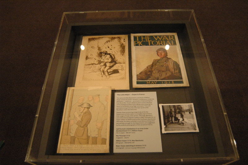 Výstava nepředstavuje jen výtvarná díla, ale v několika vitrínách také britské ilustrované časopisy z dob Velké války, které často publikovaly práce válečných výtvarníků.