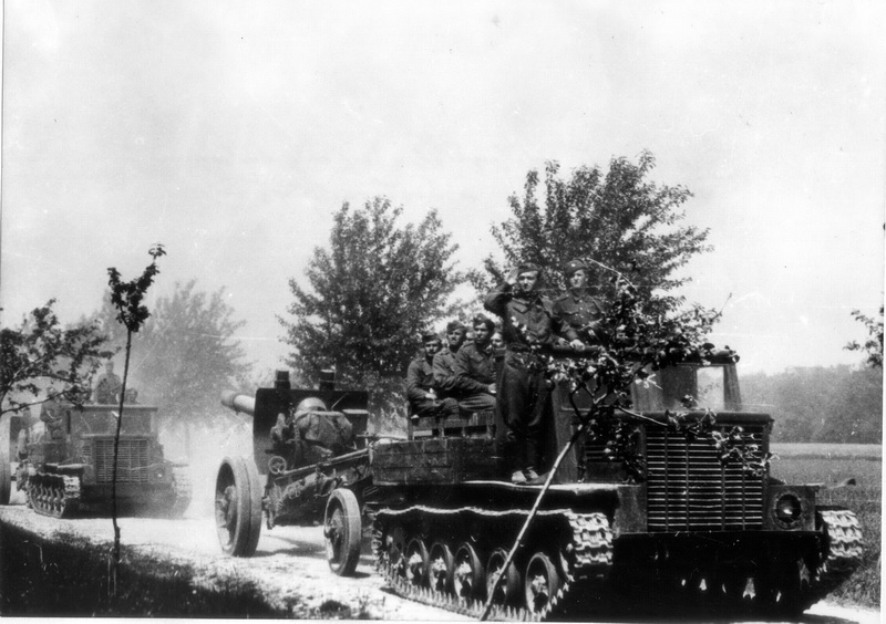 Příslušníci čs. dělostřeleckého pluku 5 v květnu 1945 jihovýchodně od Prahy. Foto sbírka VHÚ.