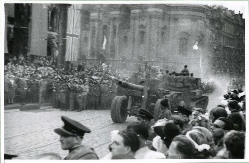 Dělostřelci 1. čs. armádního sboru v SSSR na přehlídce v Praze, 17. května 1945. Foto sbírka VHÚ.