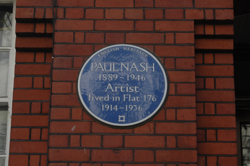 V tomto londýnském bytovém domě zvaném Queen Alexandra Mansions v Bidborough Street žil v letech 1914 až 1936 malíř Paul Nash. Tedy pokud nebyl na západní frontě…