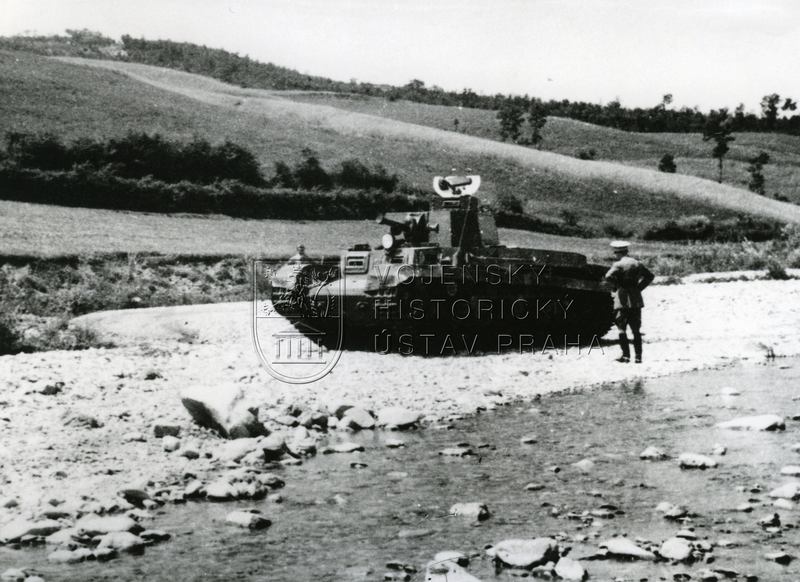 Střední tank T-21 z plzeňské Škodovky na zkouškách v Rumunsku na podzim 1939. Foto sbírka VHÚ.