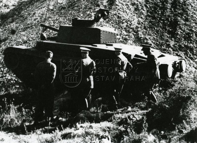 Střední tank T-21 z plzeňské Škodovky na zkouškách v Rumunsku na podzim 1939. Foto sbírka VHÚ.