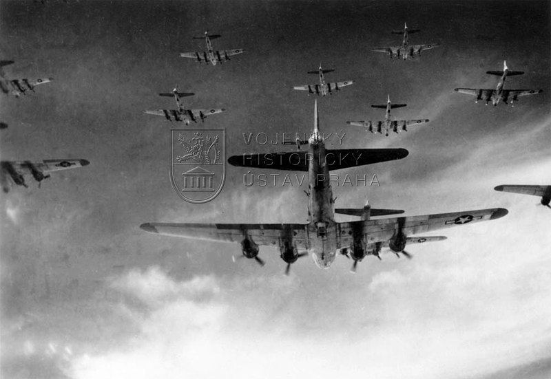 Svaz amerických bombardovacích letounů Boeing B-17G Flying Fortress. 