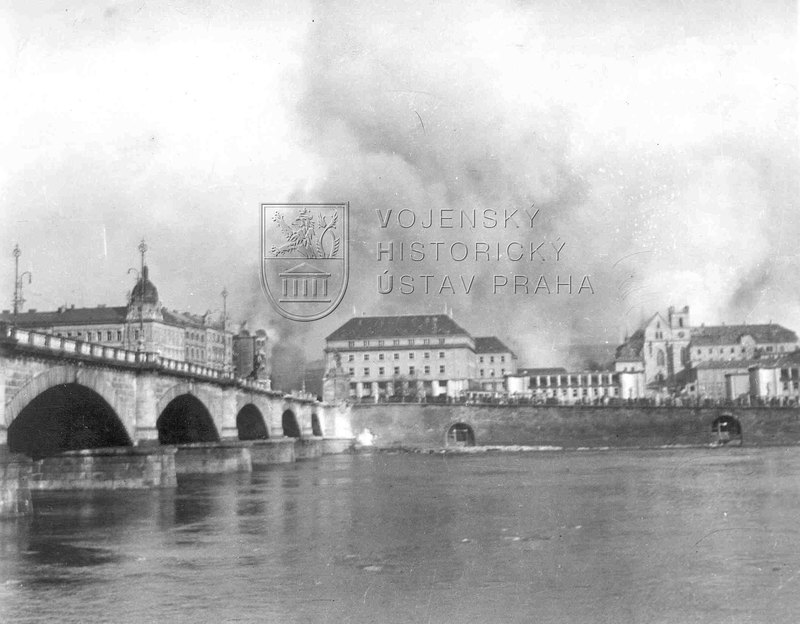 Praha, 14. února 1945. Sloupy dýmu stoupající ze zasaženého Nového Města a Vinohrad. Foto VHÚ.