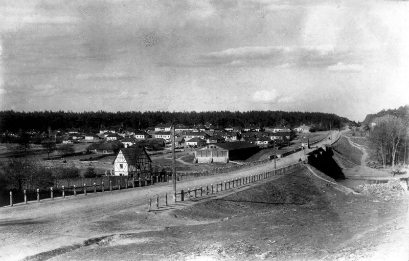 Most přes říčku Teterev u Korostyševa na Ukrajině. V lese v pozadí došlo 25. února 1918 ke střetnutí zadního voje čs. sboru se dvěma německými obrněnými automobily. Šlo o první známé bojové střetnutí československých vojáků s obrněnými automobily nepřítele. Foto sbírka VHÚ.
