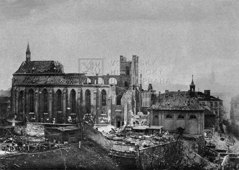 Těžce poškozený Emauzský klášter. Jeden ze symbolů zkázy 14. února 1945. Foto sbírka VHÚ.