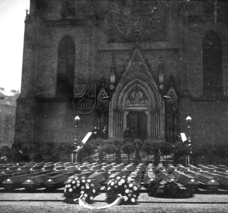 Na dnešním Náměstí míru se 18. února 1945 konalo oficiální rozloučení s českými oběťmi náletu. Foto sbírka VHÚ