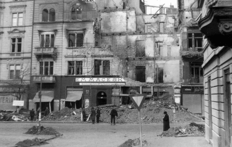 Vinohradská třída. Vybombardované Maceškovo uzenářství. Ve druhém sklepě bude 23 obětí náletu nalezeno až v roce 1971. Foto J. Kaplický.