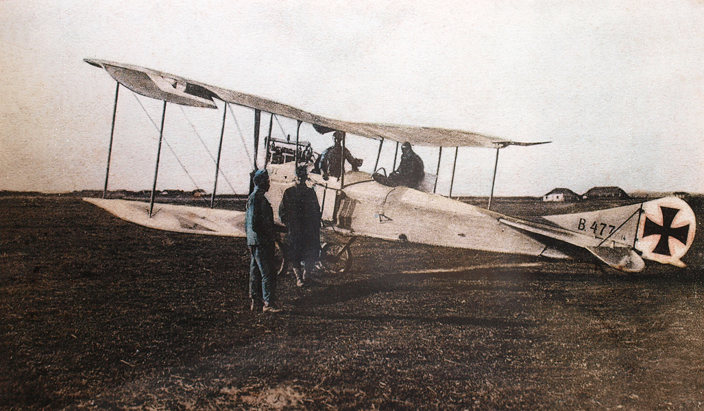 Dvoumístný průzkumný Rumpler B.I německé konstrukce v barvách rakousko-uherského letectva na polním letišti Hureczko uvnitř pevnosti Přemyšl 