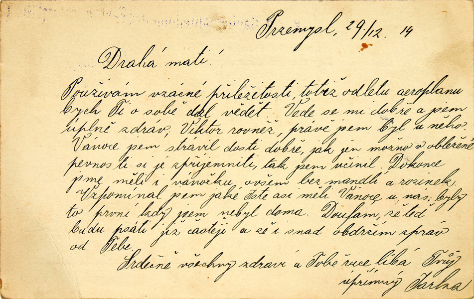 Lístek c. a k. polní pošty odeslaný závěrem roku 1914 z obleženého Přemyšlu. Do pevnosti na Sanu tehdy dopravovala listovní zásilky letecká pošta, neboť nebylo žádoucí, aby na 150 000 mužů posádky ztratilo kontakt s domovem. Jednoroční dobrovolník Jaroslav Stumpf z Jičína, pisatel tohoto vánočního pozdravu, svoji matku už nikdy neviděl. Zemřel po válce v ruském zajetí na skvrnitý tyfus.
