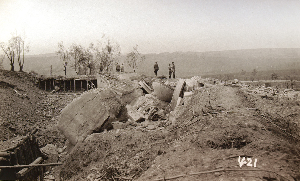 Série tří snímků pořízená v létě 1915 na fortu X „Orzechowce“. Při dobývání pevnosti Přemyšl nasadila německá a rakousko-uherská vojska společně jedny ze svých nejtěžších dělostřeleckých zbraní, a tak na pevnostní objekty několik dní dopadaly i granáty ráží 42 a 30,5 cm. Rozvaliny na mnoha snímcích z té doby jsou výsledkem jejich účinků.
