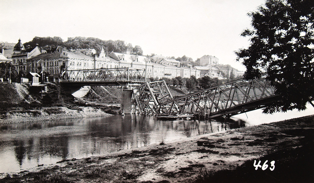 Další dvojice snímků dokumentuje stav silničního mostu po ústupu ruských jednotek v červnu 1915.
