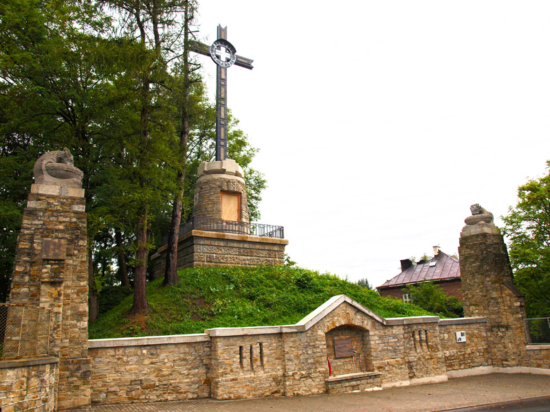 Monumentální pomník obráncům Přemyšlu od architekta Ference Szabolcse a sochaře Józefa Wilka tvoří součást rakousko-uherského vojenského hřbitova odhaleného v den Slavnosti Všech svatých v roce 1916. Dnes je tato nekropole součástí městského hřbitova Zasanie. Kříž na pomníku nese nápis „Mortuis pro patria“ („Těm, kteří zemřeli pro vlast“) a kameny, z nichž jsou vystavěny základy, pocházejí symbolicky ze zničených fortů pevnosti. 