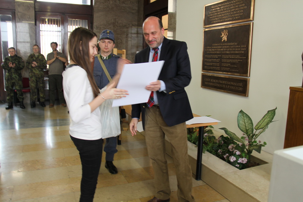 Ředitel VHÚ Aleš Knížek předává diplomy výhercům