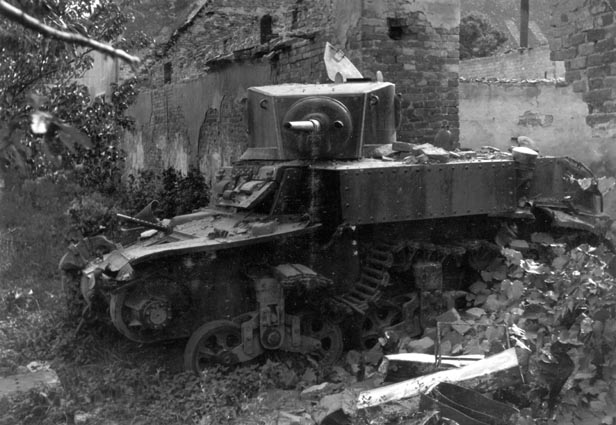 Lehký tank M 3 Stuart 1. gardové jezdecko-mechanizované skupiny, zničený v bojích na jihovýchodní Moravě v dubnu 1945. Foto sbírka VHÚ.