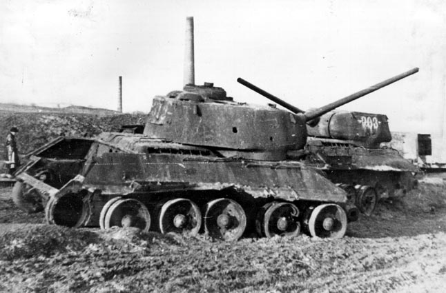 Vraky sovětských středních tanků T-34/85 ze 41. gardové tankové brigády 7. gardového mechanizovaného sboru, které pronikly 18. dubna 1945 k Ústřednímu hřbitovu v Brně. 
