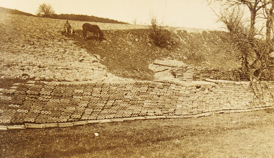 V pohotovosti připravené německé zásoby dělostřelecké munice, čekající na zahájení ofenzívy, kdosi vyfotografoval 1. května 1915 u Rychwaldu. Zatímco početní stavy obou nepřátel byly v místě plánovaného průlom srovnatelné, v dělostřelectvu se útočícím jednotkám podařilo dosáhnout takřka dvojnásobné převahy.    