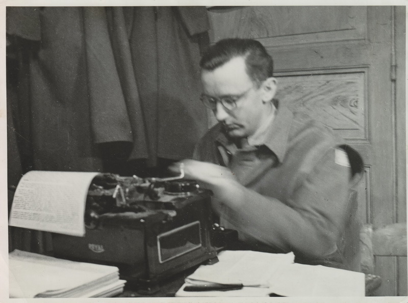 Václav Straka, Public Relations Officer, tedy válečný dopisovatel v řadách Kombinovaného oddílu. Foto sbírka VHÚ.