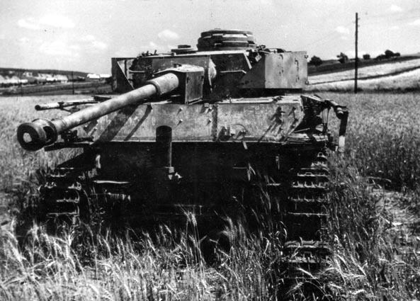 Německý střední tank Pz. Kpfw. IV zničený na konci dubna 1945 mezi Podolím a Šlapanicemi jihovýchodně od Brna.
Foto sbírka VHÚ.
