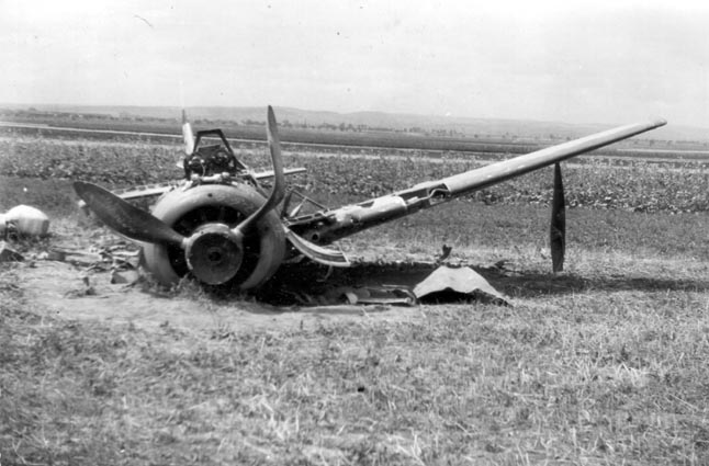 Německý letoun Focke-Wulf Fw-190 zničený v bojích o Brno. 
Foto sbírka VHÚ.
