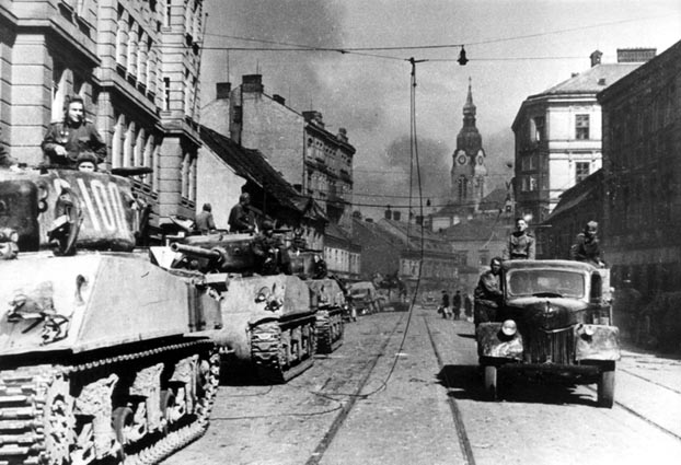 Tanky Sherman 6. gardové tankové armády na Křenové ulici v Brně 26. dubna 1945.