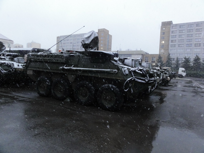 Obrněné transportéry Stryker z výzbroje současných „dragounů“ z 2. jízdního regimentu v ranní chumelenici v ruzyňských kasárnách