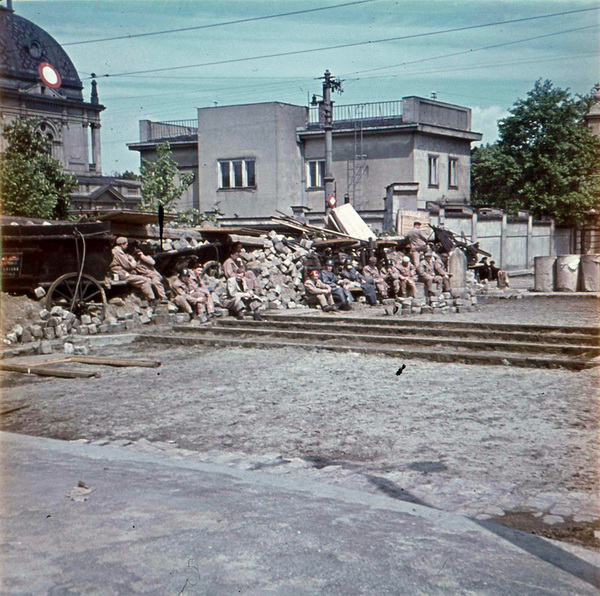 Celkový pohled na barikádu 1. čety v Mladoňovicově ulici.
FOTO: Foto Oldřich Cerha
