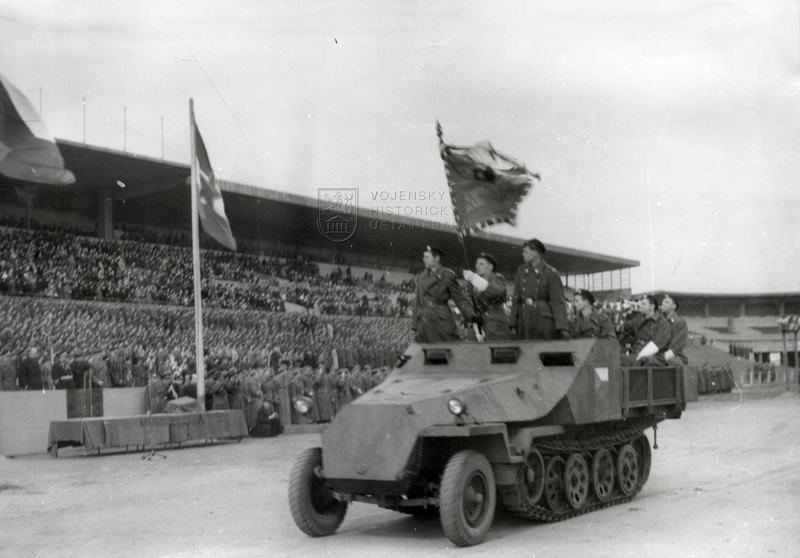 Polopásový obrněný transportér HKL6p / SdKfz 251