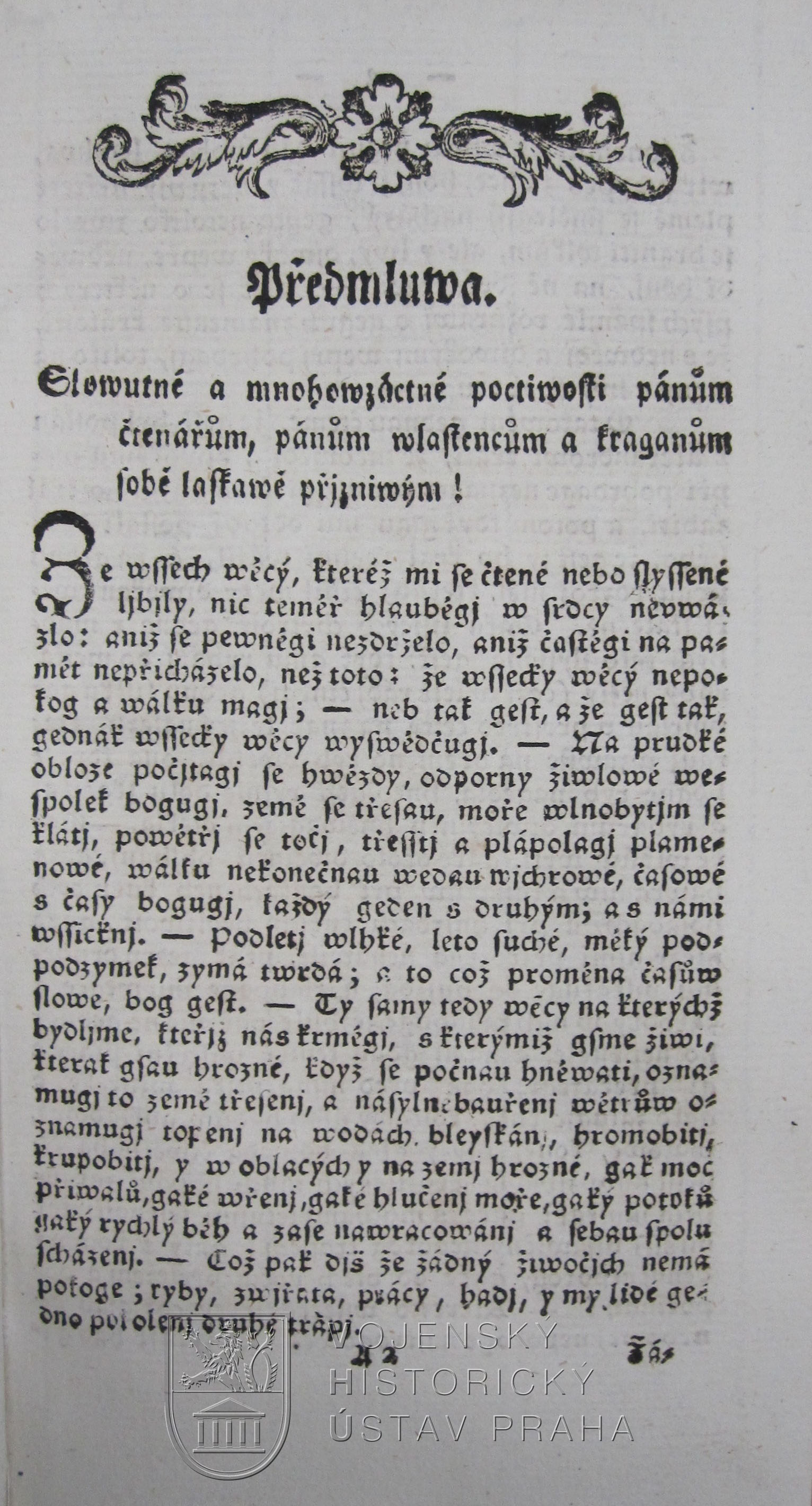 Začátek předmluvy a vlys s florálním motivem.