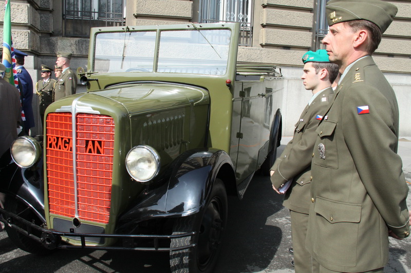 Historický automobil Praga, který byl součástí vernisáže