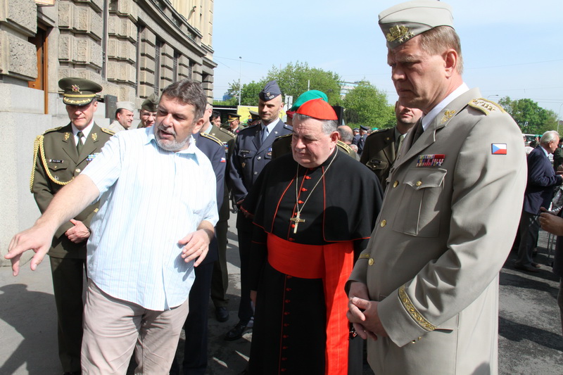 Jindřich Marek (vlevo) při výkladu