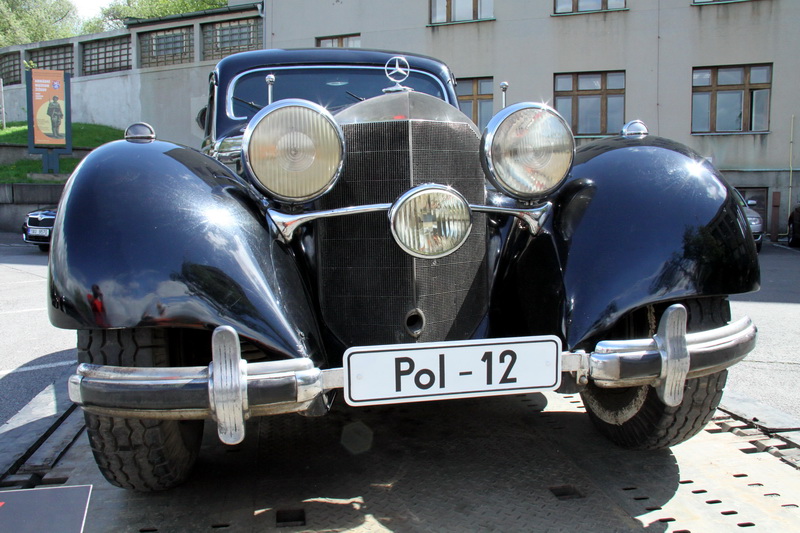 Při zahájení stál mimořádně před Armádním muzeem Žižkov automobil Mercedes, kterým jezdil K. H. Frank. Exponát zapůjčilo Národní technické muzeum.