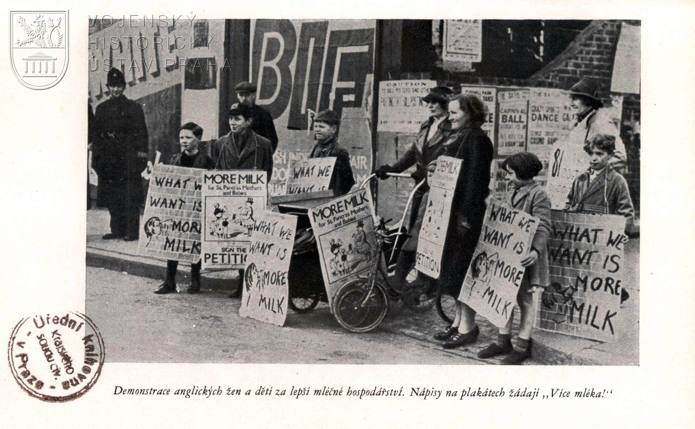Fotografie protestů s podrobnými vysvětlivkami pro čtenáře neznalé angličtiny.