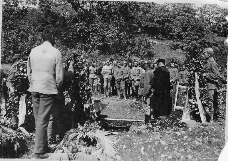 Polní kaplan Eybl při pohřbu sestřelených rakouských letců.
FOTO: SOKA Beroun
