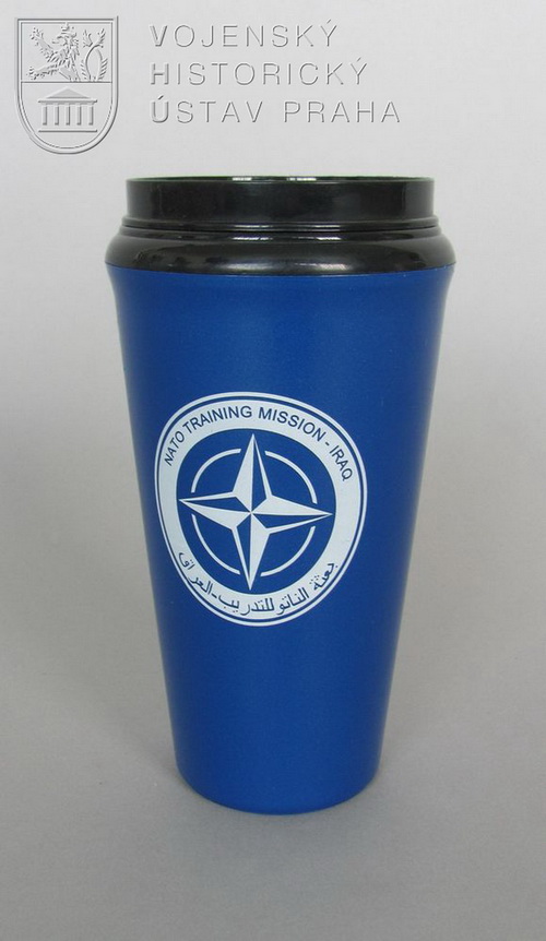 Hrnek výcvikové mise NATO v Iráku (NATO Training Mission Iraq – NTM I)