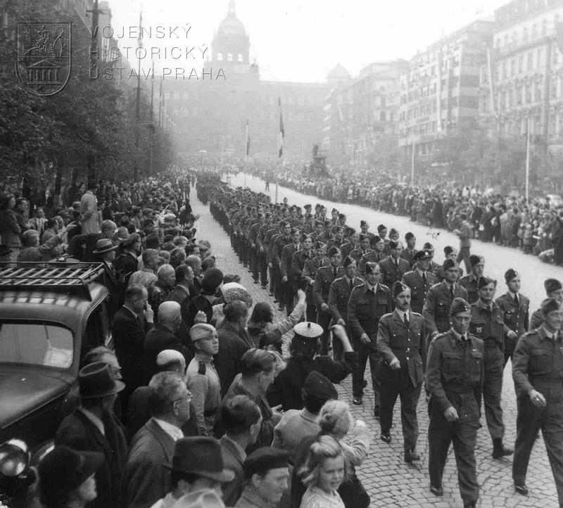 Pochod čs. letců Prahou 21. 8. 1945. Václavské náměstí