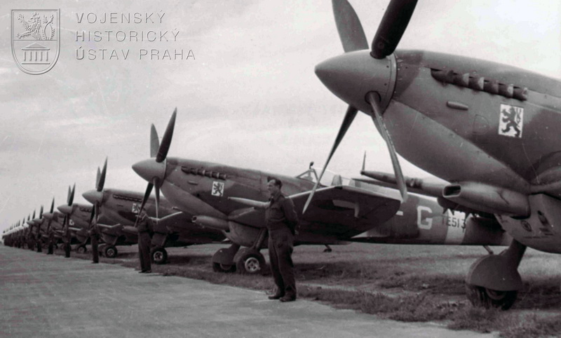 Praha-Ruzyně, 13. 8. 1945. Řada stíhacích Spitfirů LF.Mk.IXE, s nimiž se domů vrátili čs. stíhači z Velké Británie 